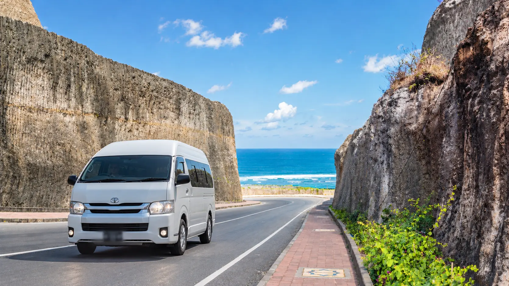 Toyota Hiace Eksekutif melintasi jalur pesisir pantai